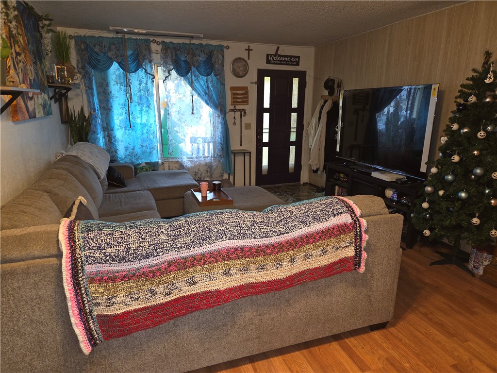 2097 North Street Corning, CA 96021 - Photo 5 of 35 LIVING ROOM