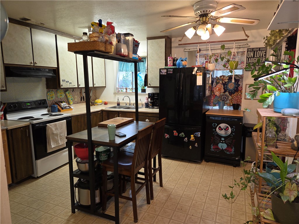 2097 North Street Corning, CA 96021 - Photo 7 of 35 KITCHEN