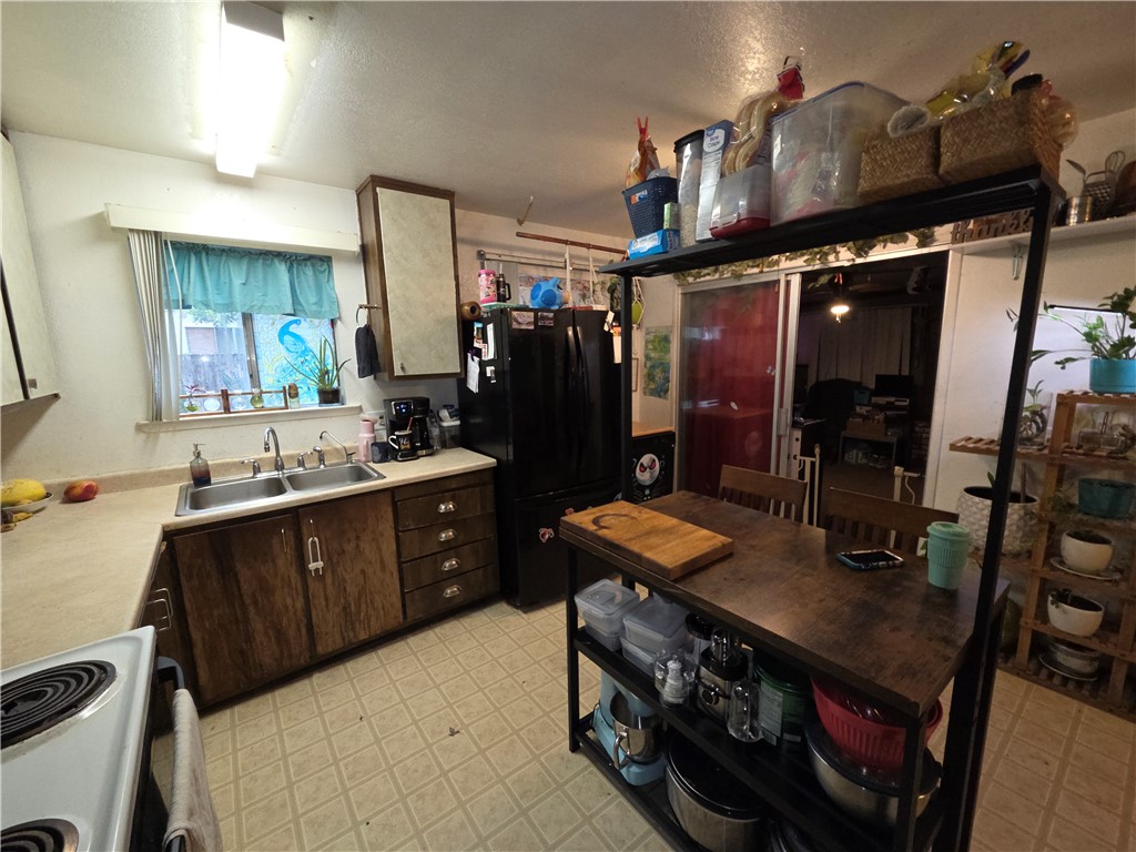 2097 North Street Corning, CA 96021 - Photo 9 of 35 KITCHEN