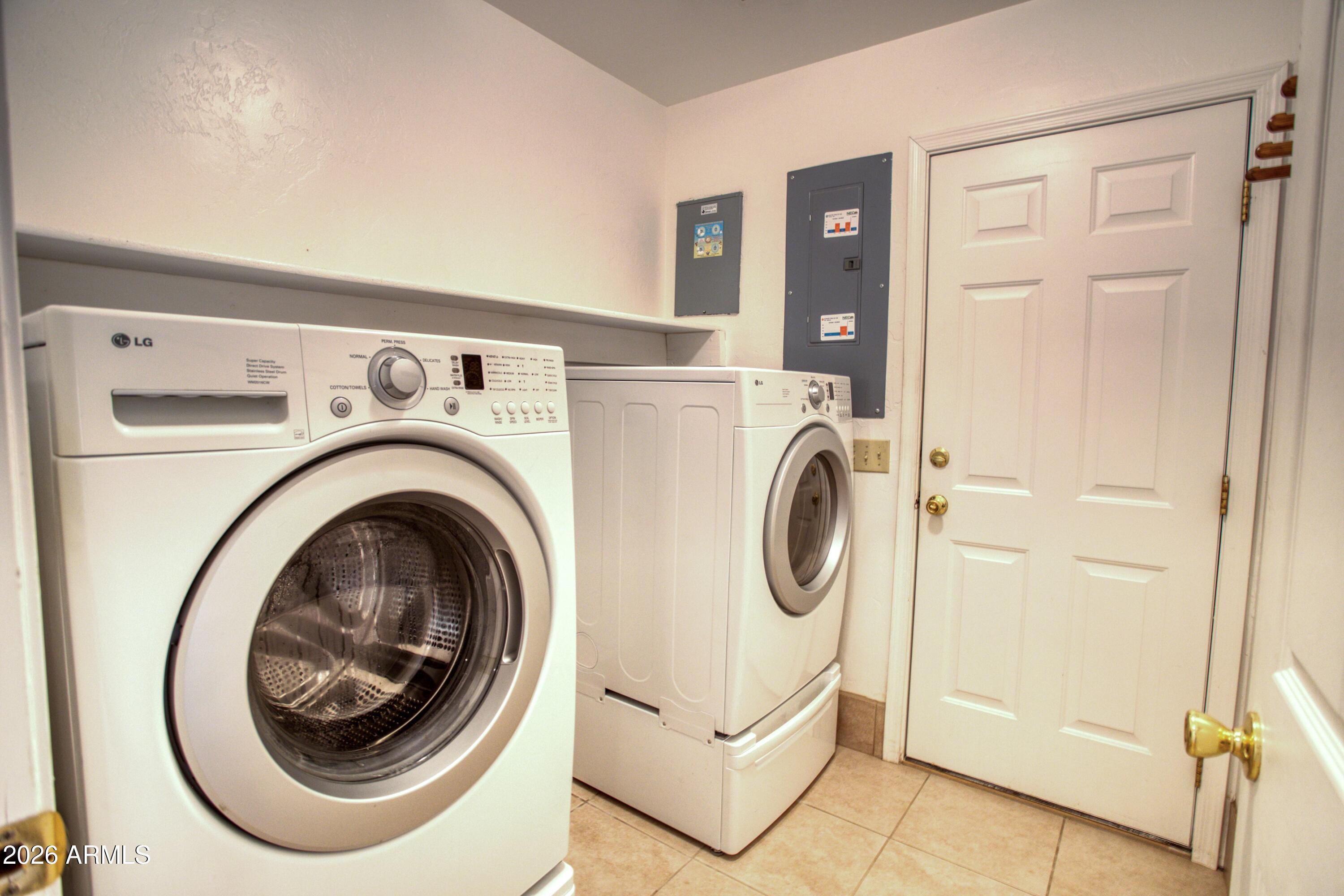 949 Geronimo Lane Show Low, AZ 85901 - Photo 28 of 43 a utility room with dryer and washer
