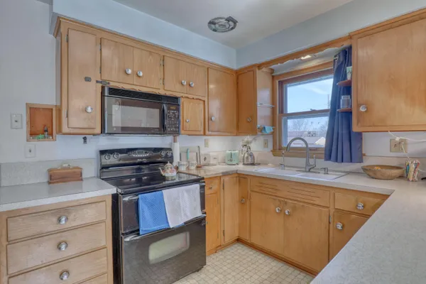 $419,500 | 3010 Cottonwood Court, Brookfield, WI 53005