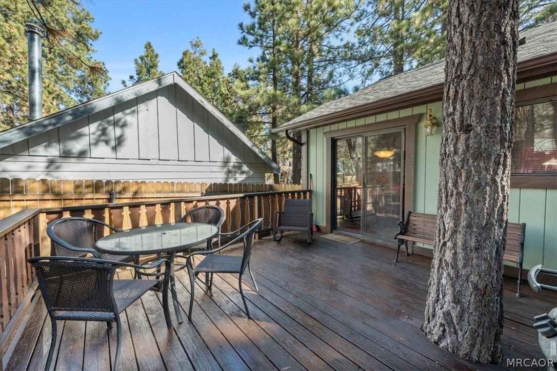 358 Victoria Lane Sugarloaf, CA 92386 - Photo 32 of 38 a balcony with table and chairs