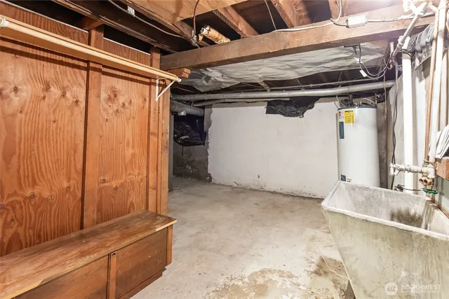 a view of a house with backyard and a tree
