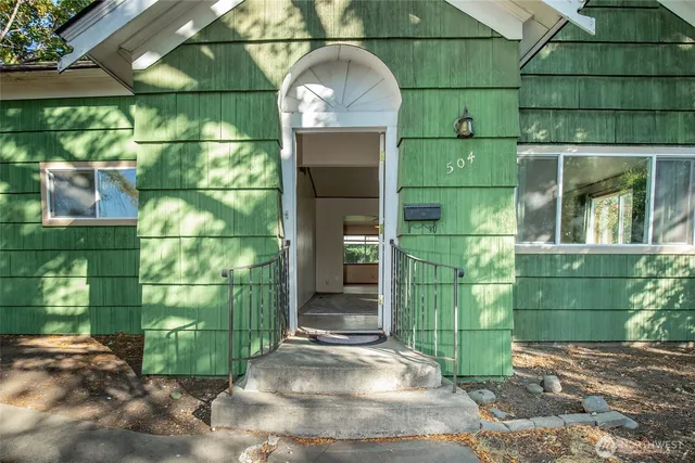 a view of a bird house front door