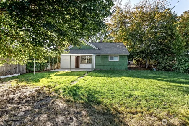a view of a house with backyard and porch