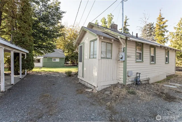 a view of a house with a yard