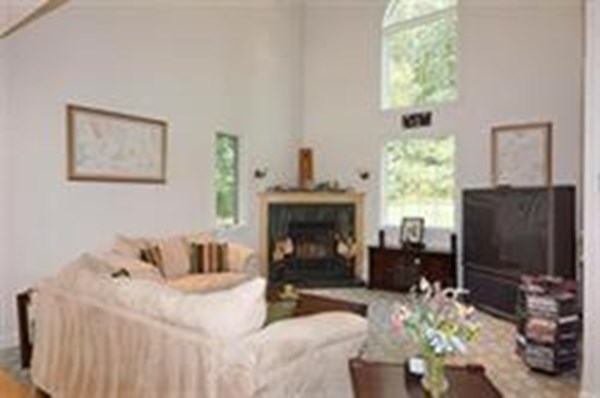 42 Albee Road Uxbridge, MA 01569 - Photo 4 of 24 Gallery Image 4