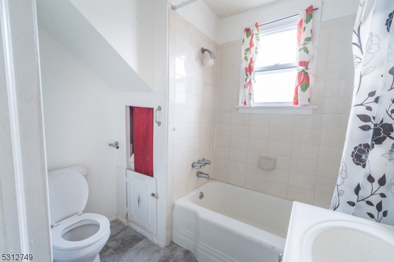 124 Stone Street, Unit 2 Newark, NJ 07104 - Photo 20 of 27 a bathroom with a toilet sink and bathtub