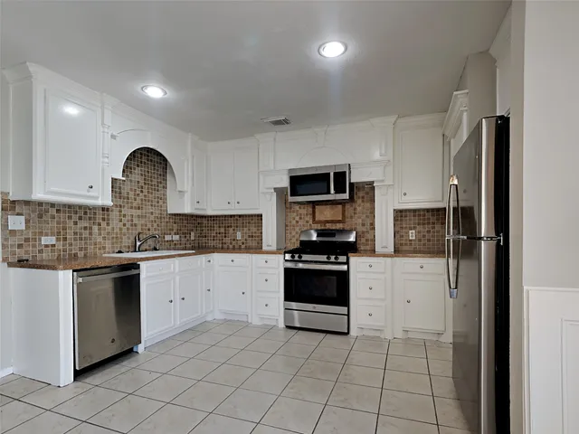 $1,905 | 427 Remington Creek Drive, Houston, TX 77073