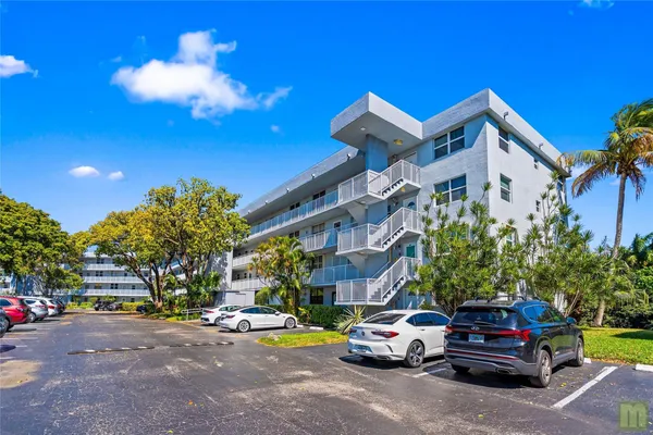 $164,900 | 105 Royal Park Drive, Unit 2G, Oakland Park, FL 33309