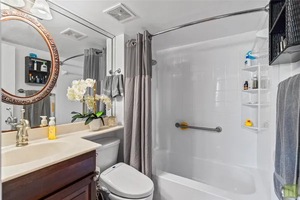 $164,900 | 105 Royal Park Drive, Unit 2G, Oakland Park, FL 33309