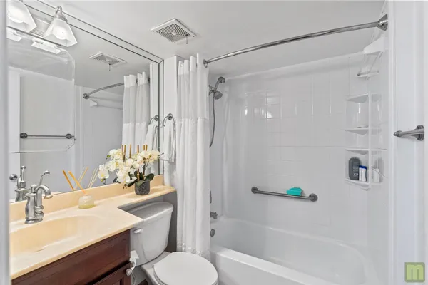$164,900 | 105 Royal Park Drive, Unit 2G, Oakland Park, FL 33309