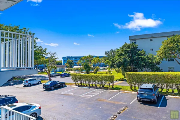 $164,900 | 105 Royal Park Drive, Unit 2G, Oakland Park, FL 33309