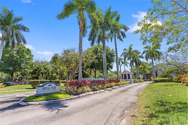 $164,900 | 105 Royal Park Drive, Unit 2G, Oakland Park, FL 33309