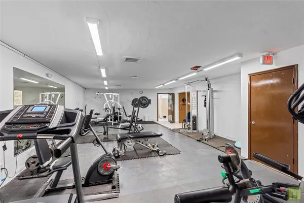 $164,900 | 105 Royal Park Drive, Unit 2G, Oakland Park, FL 33309