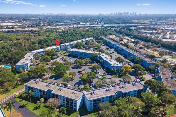 $164,900 | 105 Royal Park Drive, Unit 2G, Oakland Park, FL 33309