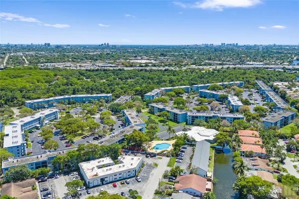 $164,900 | 105 Royal Park Drive, Unit 2G, Oakland Park, FL 33309