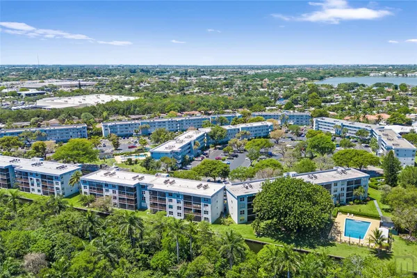 $164,900 | 105 Royal Park Drive, Unit 2G, Oakland Park, FL 33309