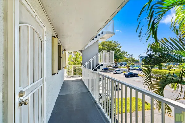 $164,900 | 105 Royal Park Drive, Unit 2G, Oakland Park, FL 33309