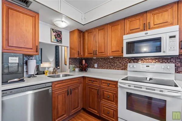 $164,900 | 105 Royal Park Drive, Unit 2G, Oakland Park, FL 33309