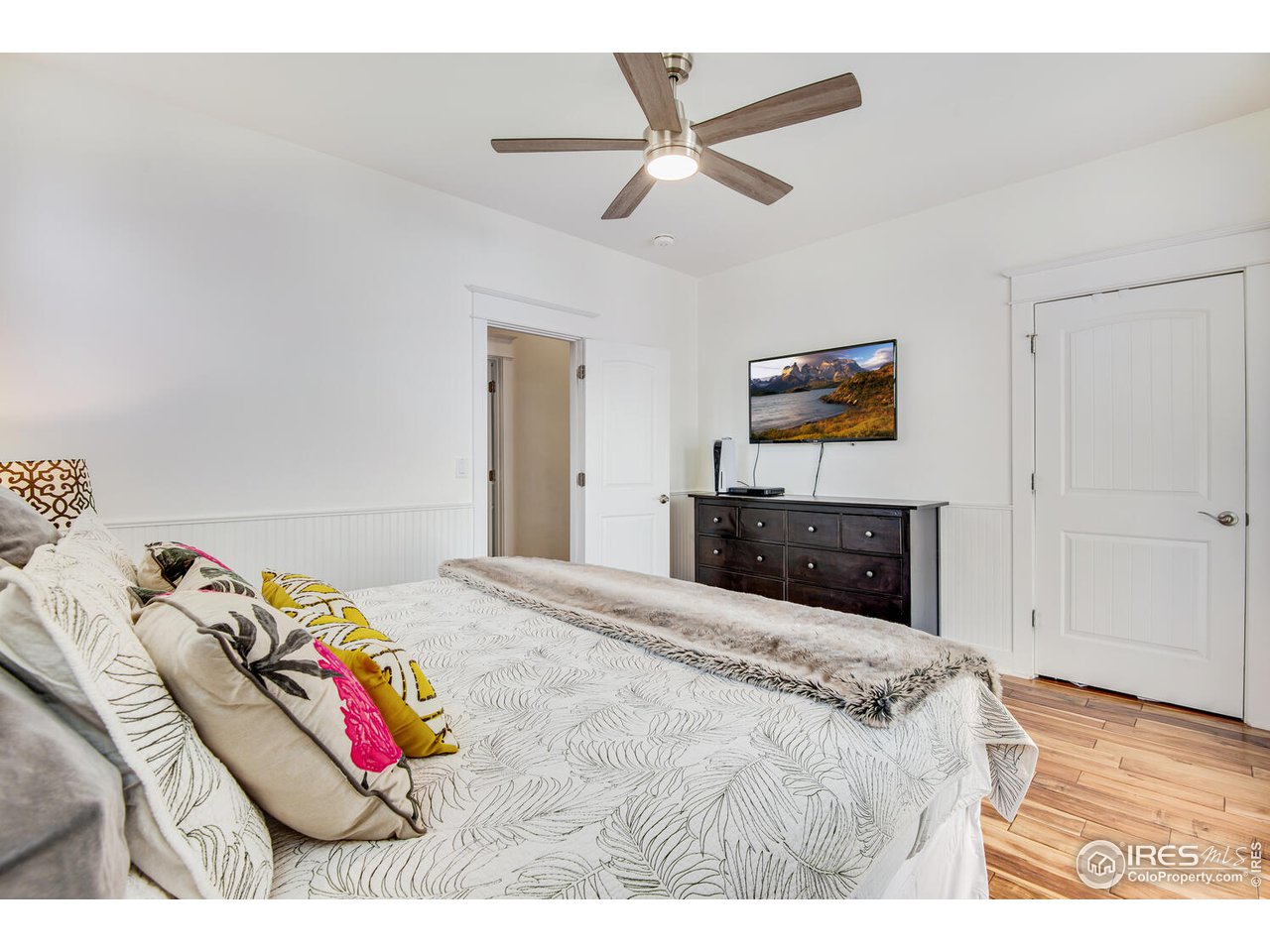 6003 Indian Road Boulder, CO 80301 - Photo 25 of 40 a bedroom with a bed and a tv