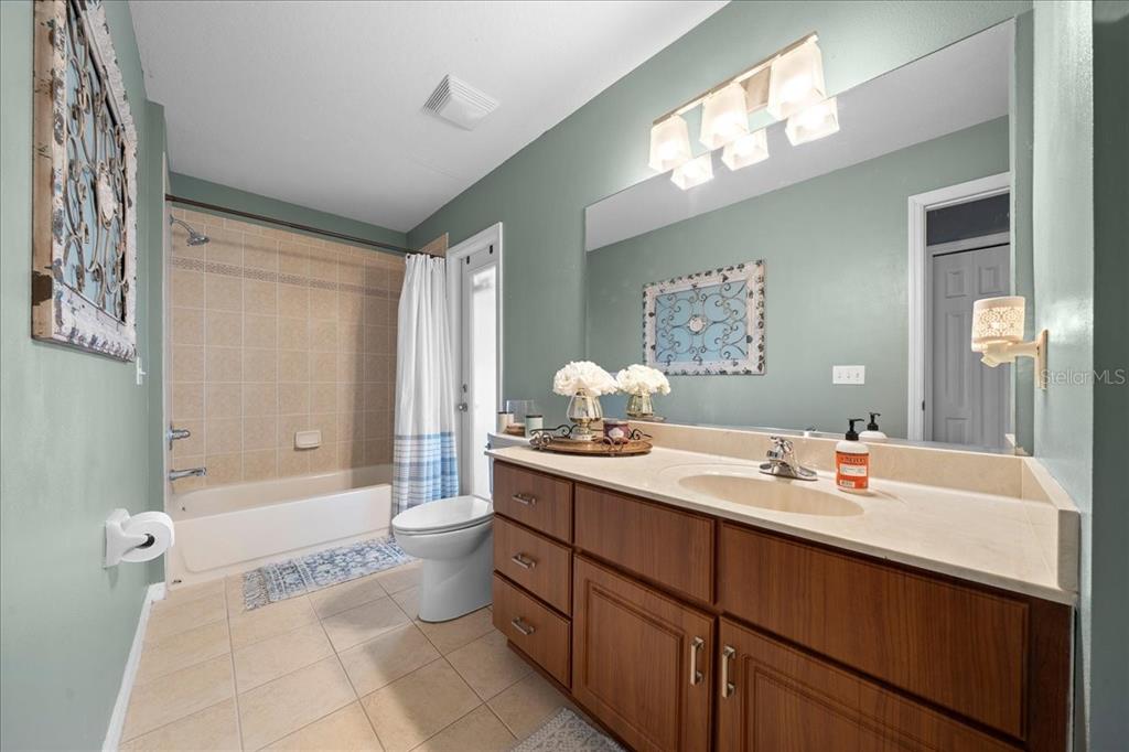 10080 Southeast 69th Terrace Belleview, FL 34420 - Photo 33 of 51 a bathroom with a double vanity sink toilet mirror and bathtub