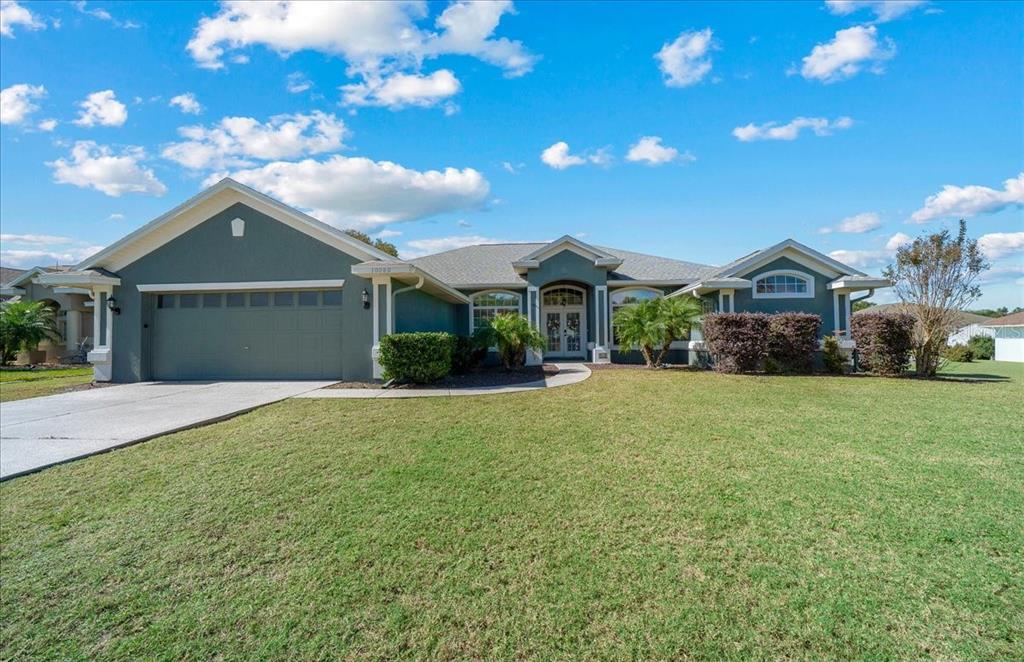 10080 Southeast 69th Terrace Belleview, FL 34420 - Photo 4 of 51 a front view of a house with a garden and yard