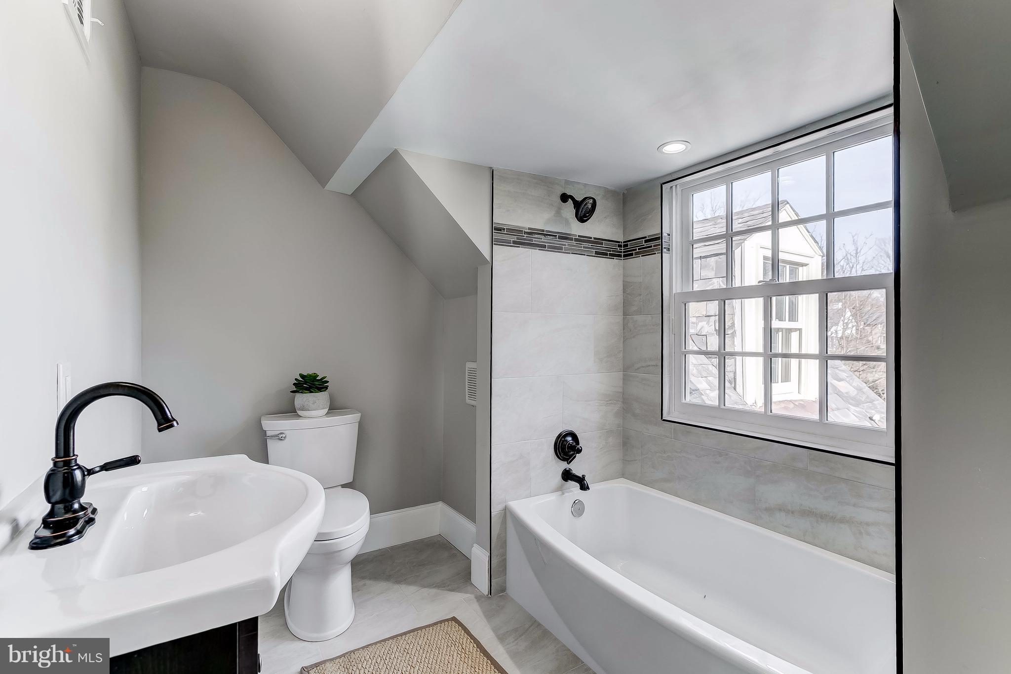 5315 Springlake Way Baltimore, MD 21212 - Photo 21 of 53 En suite Full Bath Bedroom #1 Third Floor