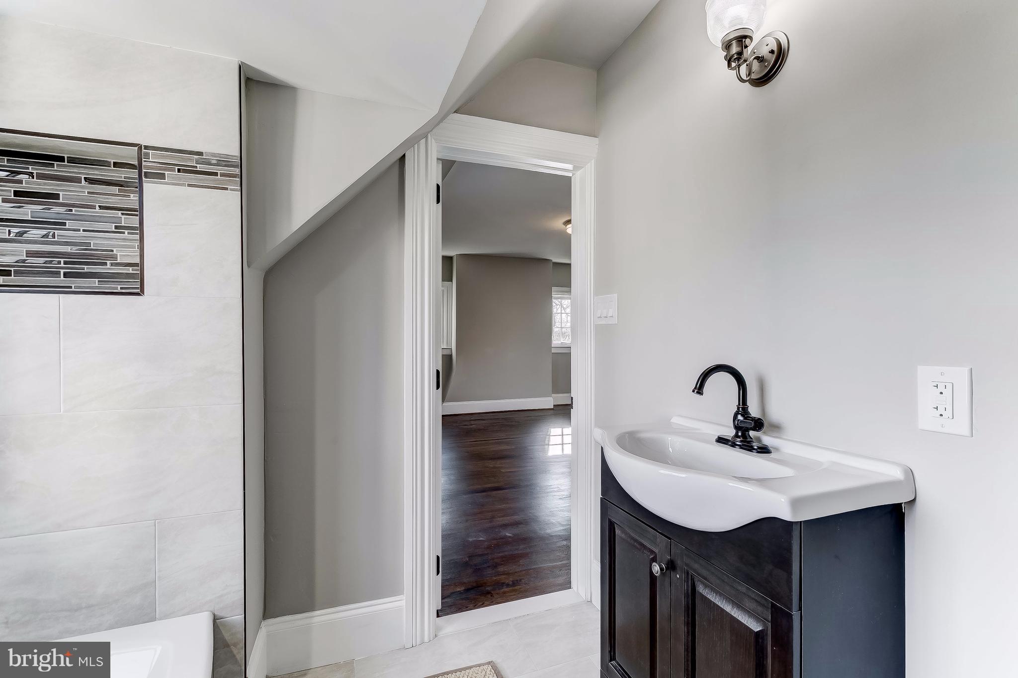 5315 Springlake Way Baltimore, MD 21212 - Photo 22 of 53 En suite Full Bath Bedroom #1 Third Floor