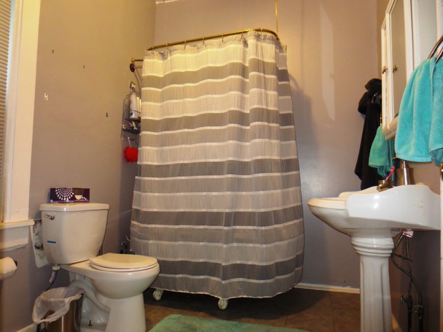 802 West Altgeld Street Chicago, IL 60614 - Photo 6 of 18 a bathroom with a sink toilet and shower