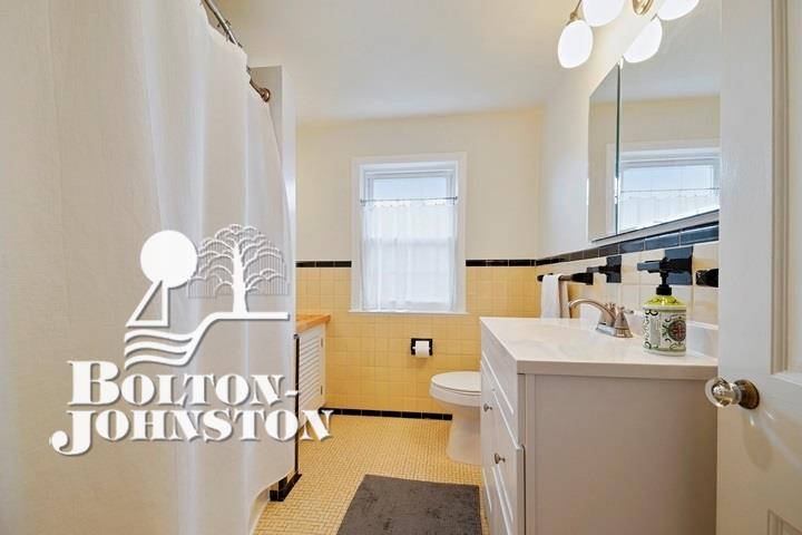 1675 Fairholme Road Grosse Pointe Woods, MI 48236 - Photo 19 of 33