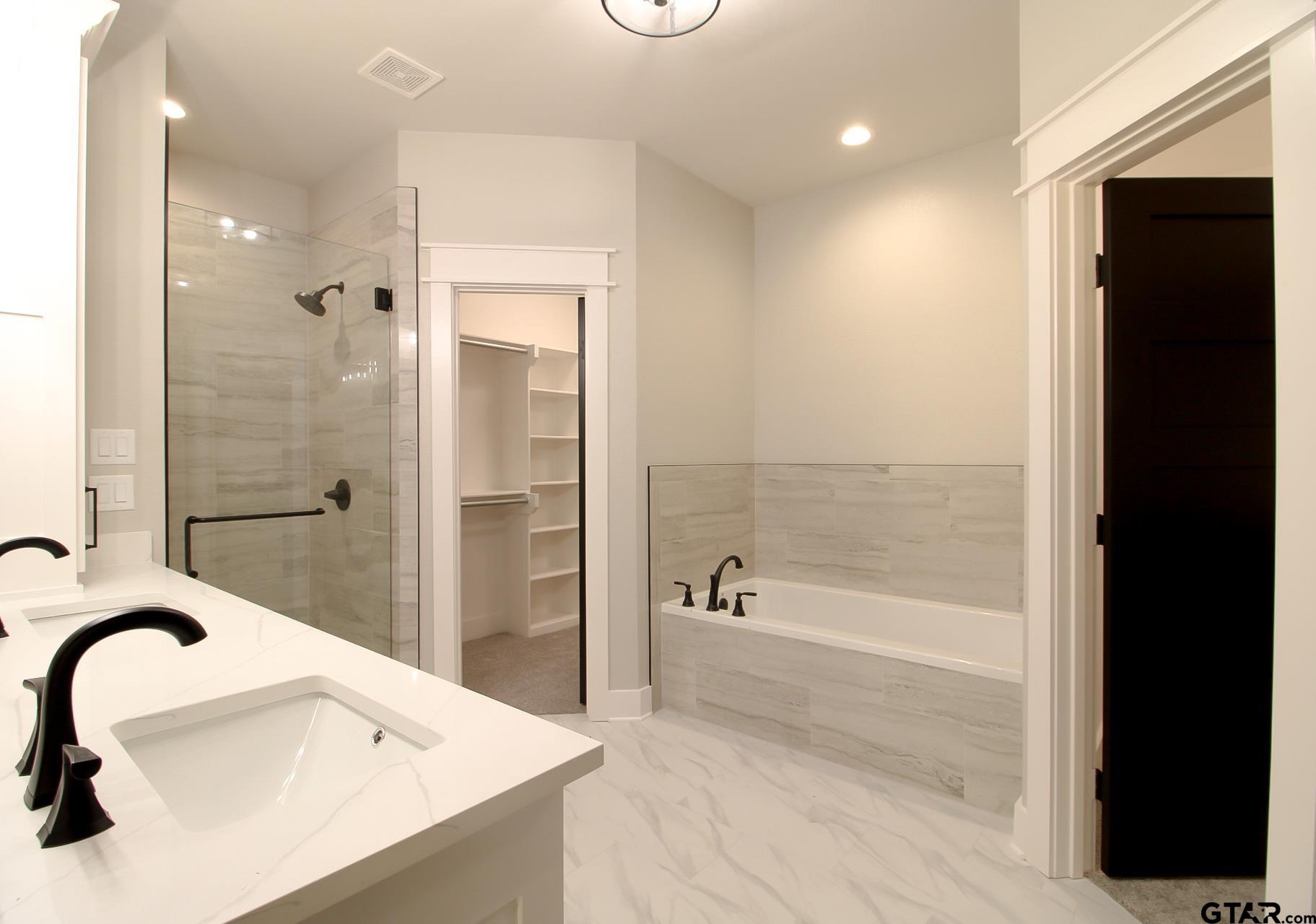 1069 Stagecoach Bend Bullard, TX 75757 - Photo 20 of 44 a bathroom with a sink and a bathtub