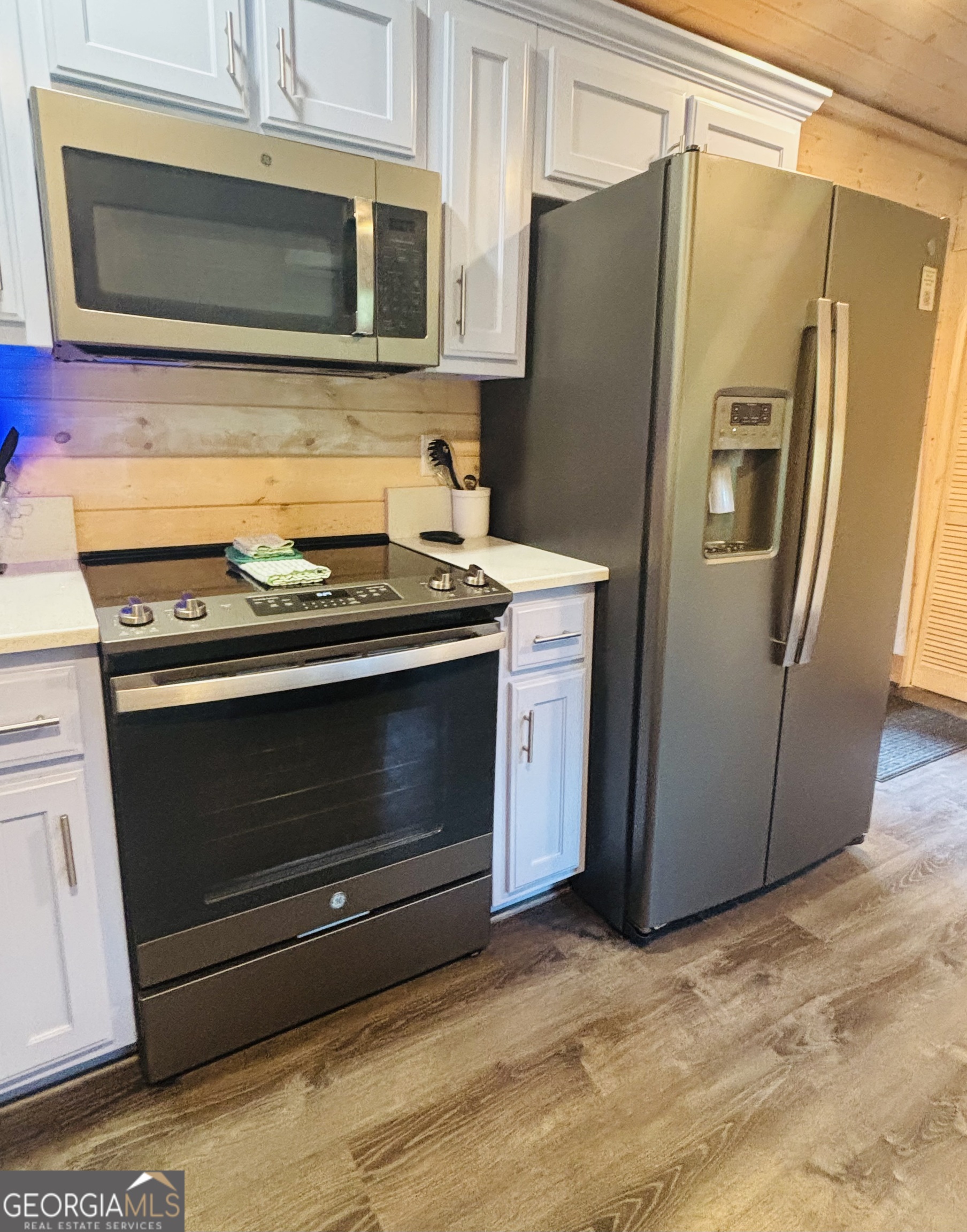 185 Walnut Ridge Drive Cleveland, GA 30528 - Photo 18 of 36 a kitchen with stainless steel appliances granite countertop a refrigerator stove and microwave