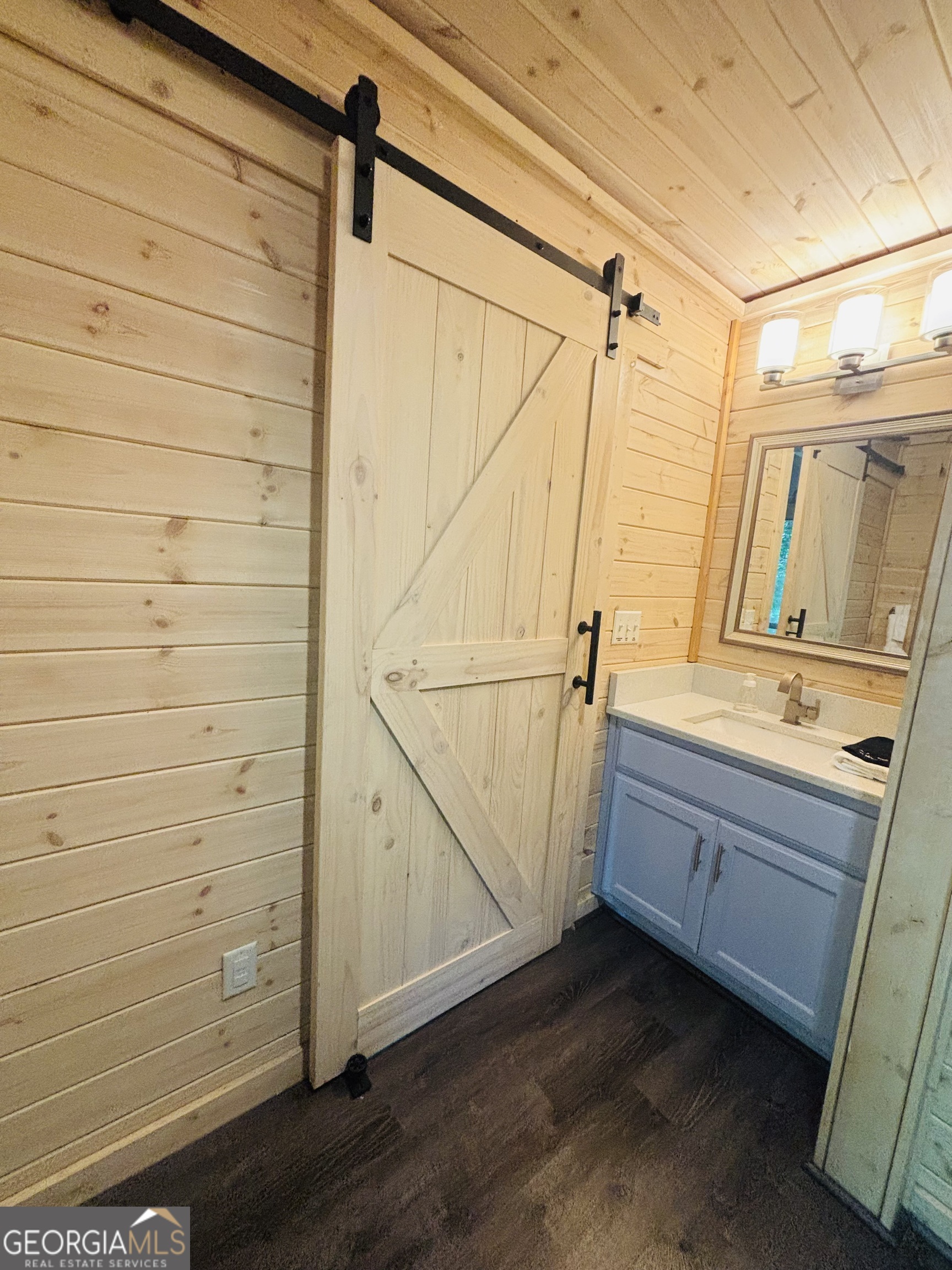 185 Walnut Ridge Drive Cleveland, GA 30528 - Photo 27 of 36 a bathroom with a bathtub and a sink