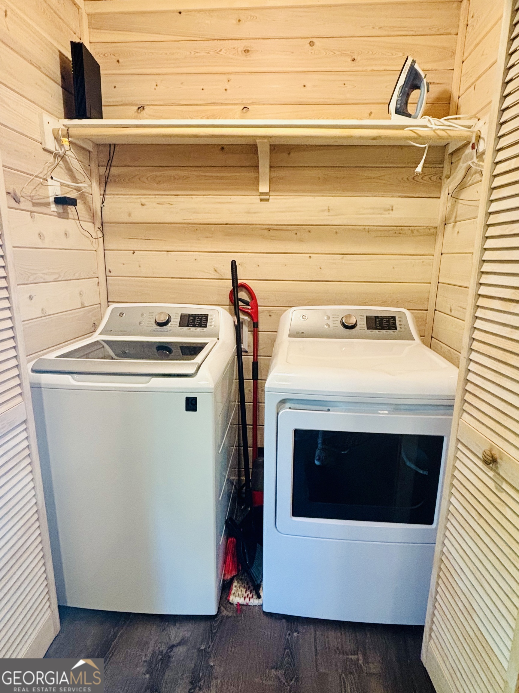 185 Walnut Ridge Drive Cleveland, GA 30528 - Photo 34 of 36 a utility room with dryer and washer
