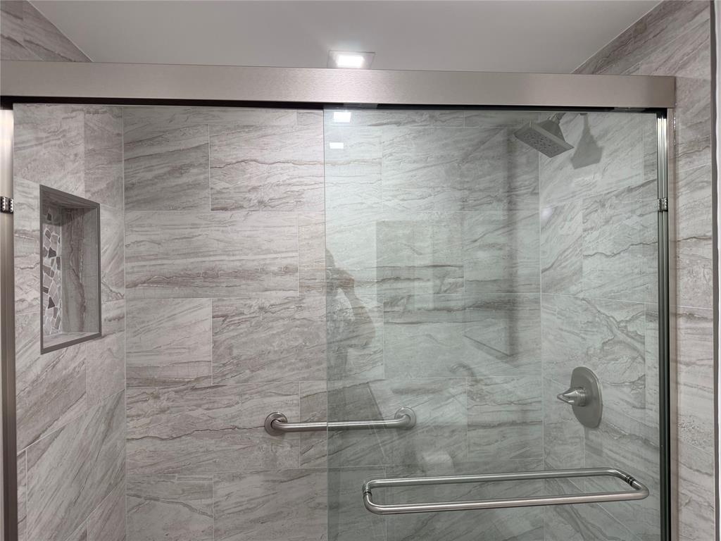 768 P Normandy, Unit 768 Delray Beach, FL 33484 - Photo 5 of 34 a bathroom with a shower