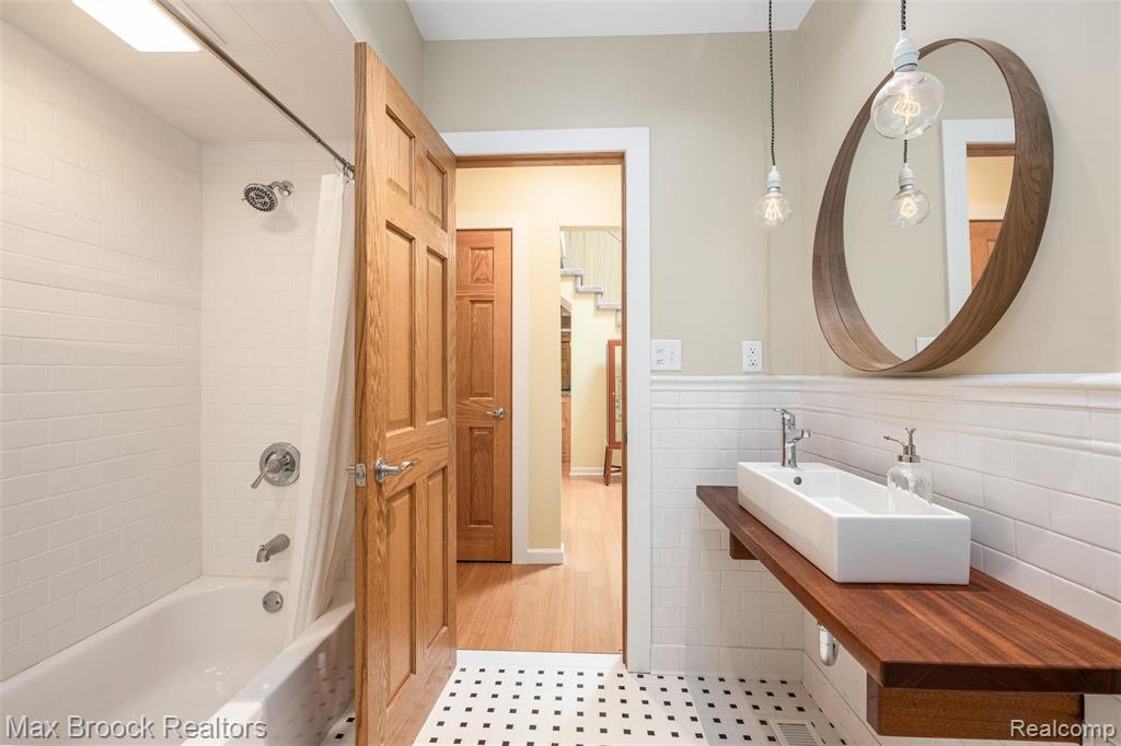 1709 Inverness Street Sylvan Lake, MI 48320 - Photo 12 of 33