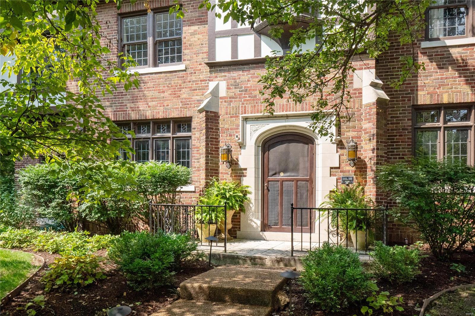 307 Park Road Webster Groves, MO 63119 - Photo 4 of 68