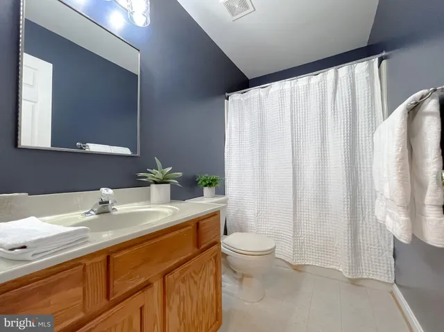 a group of cars parked in front of a building