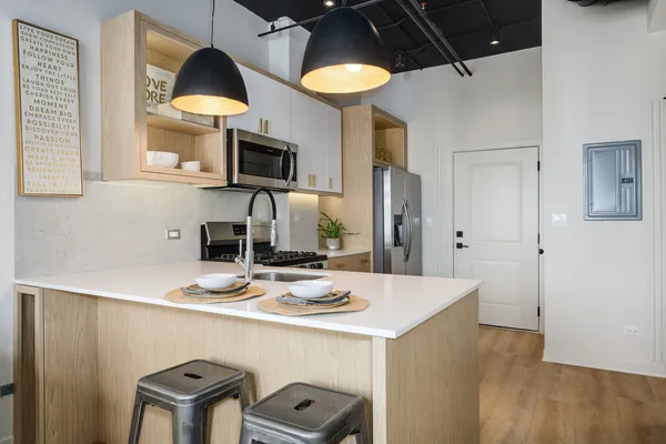 $1,950 | 2725 Thatcher Avenue, Unit 404, River Grove, IL 60171