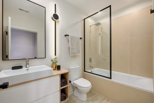 $1,950 | 2725 Thatcher Avenue, Unit 404, River Grove, IL 60171