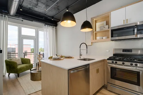 $1,950 | 2725 Thatcher Avenue, Unit 404, River Grove, IL 60171