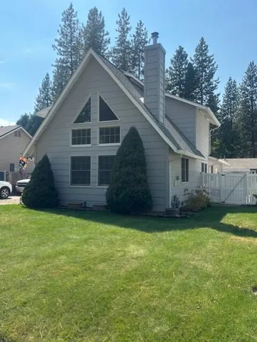 a view of a house with backyard and garden