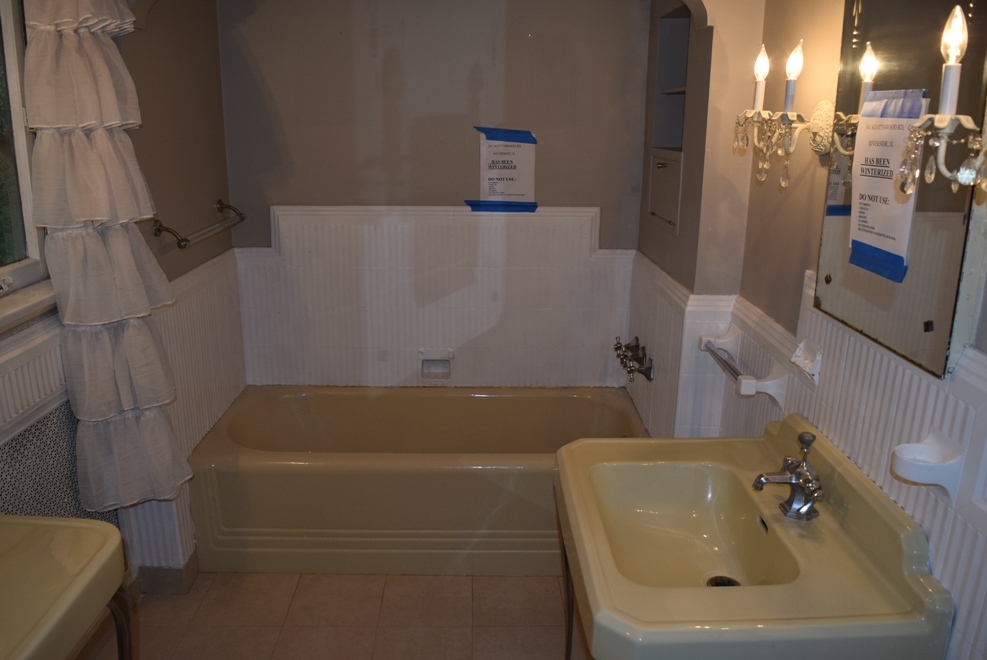 341 Scottswood Road Riverside, IL 60546 - Photo 27 of 46 a bathroom with a bathtub