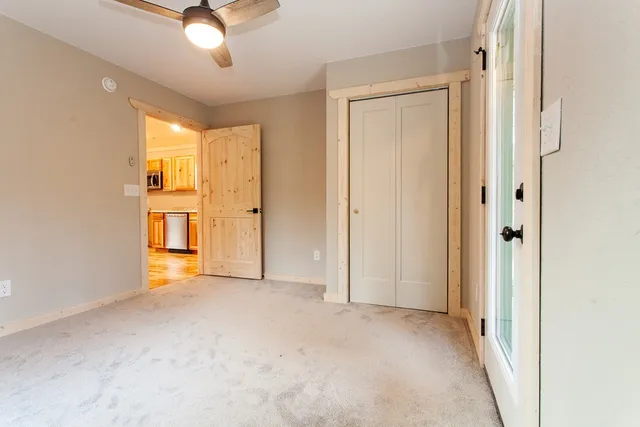 a view of empty room with a ceiling fan
