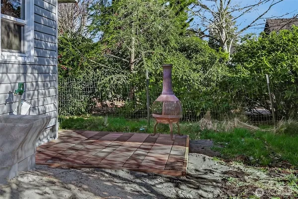 a table and chairs in front of a brick building