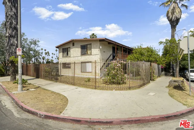 a house view with a outdoor space