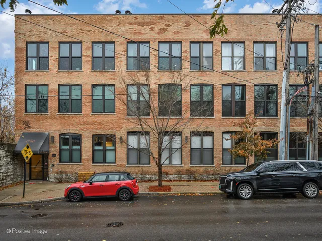 $599,000 | 1760 West Wrightwood Avenue, Unit 204, Chicago, IL 60614