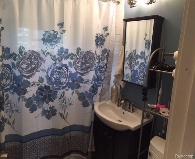 2421 Range Road Smiths Creek, MI 48074 - Photo 15 of 18 2421 Range Bath.jpg