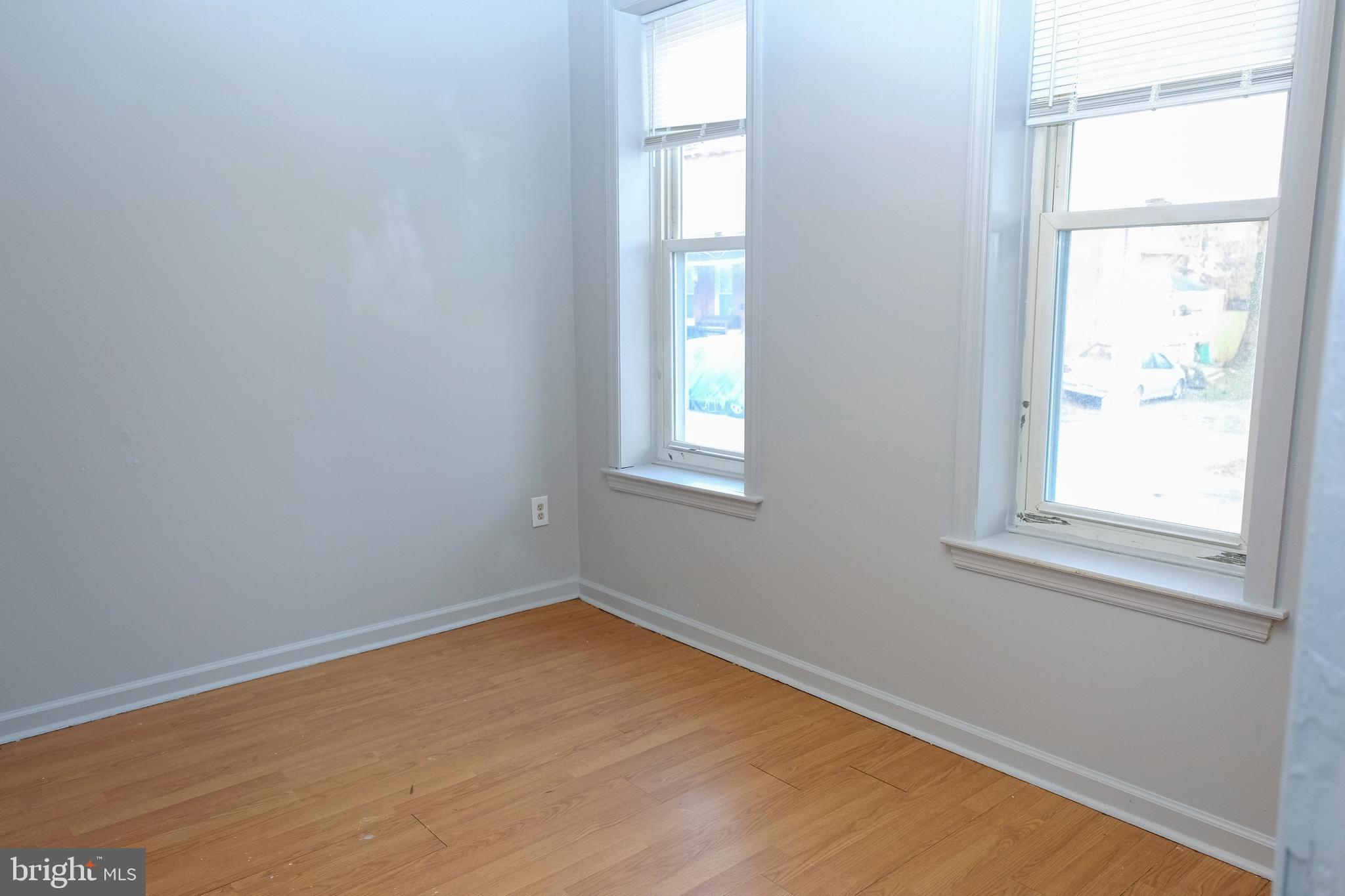 225 Front Street York, PA 17404 - Photo 8 of 42 an empty room with a window